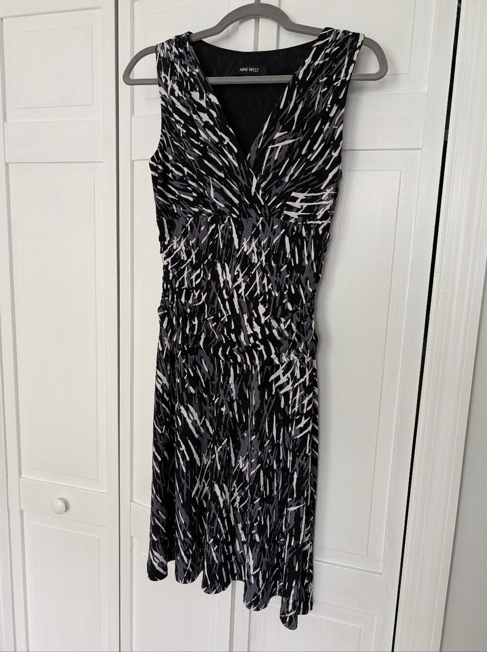 Nine West Black & White V-Neck Sleeveless Midi Dress